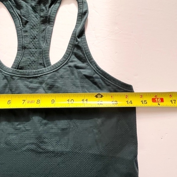 Lululemon Set of 2 Racerback Tanks Size 6 Black and Green - Picture 10 of 12